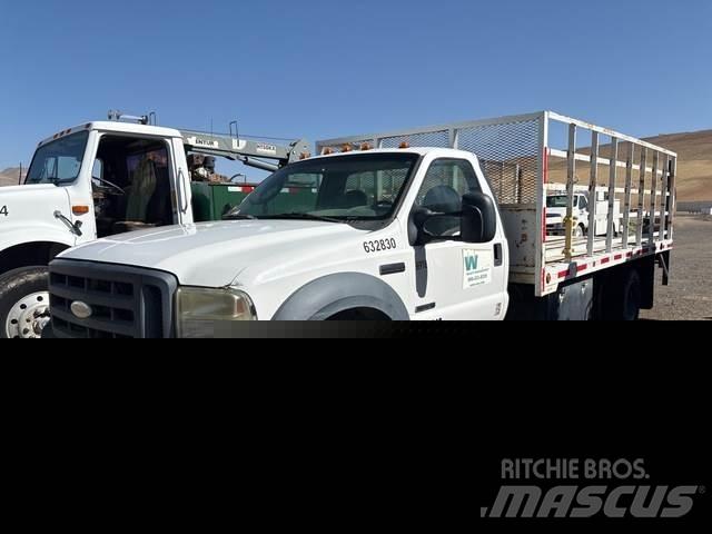 Ford F550 Plošinové nákladné automobily/nákladné automobily so sklápacími bočnicami