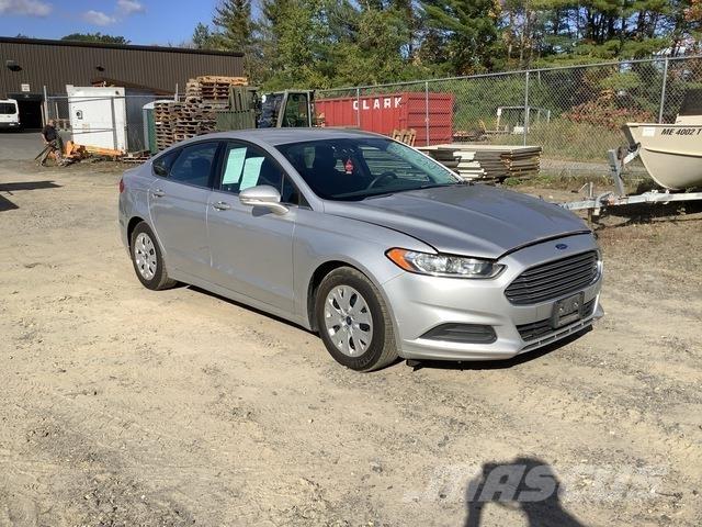 Ford Fusion SE Automobily