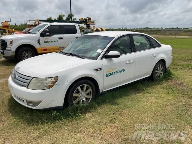 Ford Taurus Automobily