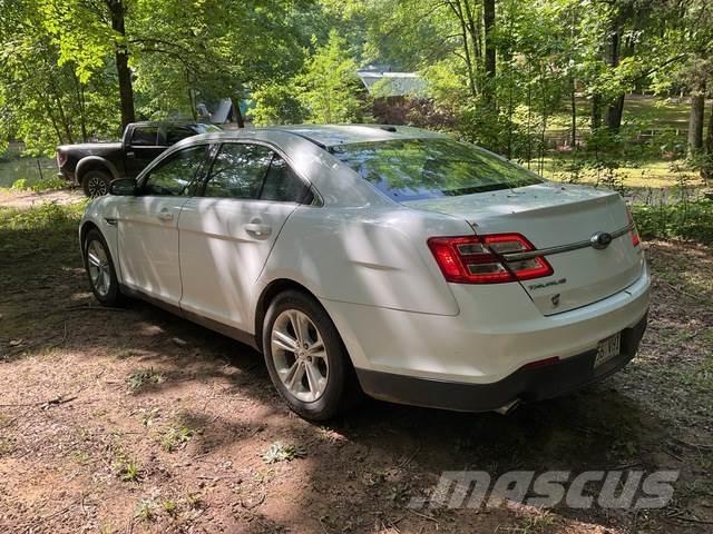 Ford Taurus Automobily