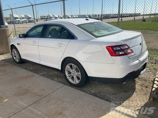 Ford Taurus Automobily