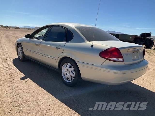 Ford Taurus SE Automobily