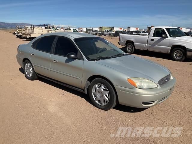 Ford Taurus SE Automobily