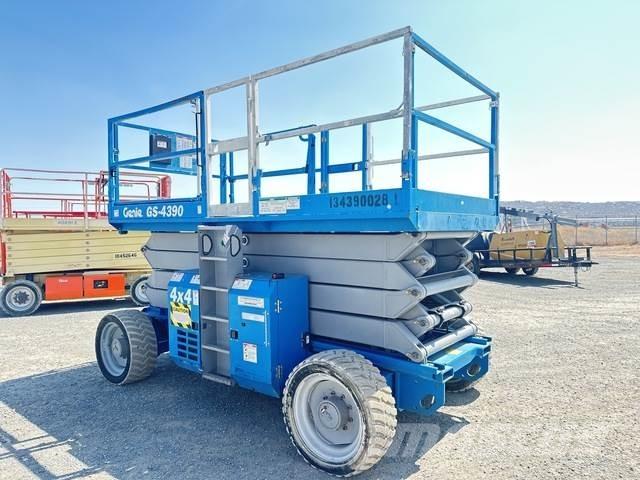 Genie GS-4390 Nožnicové zdvíhacie plošiny