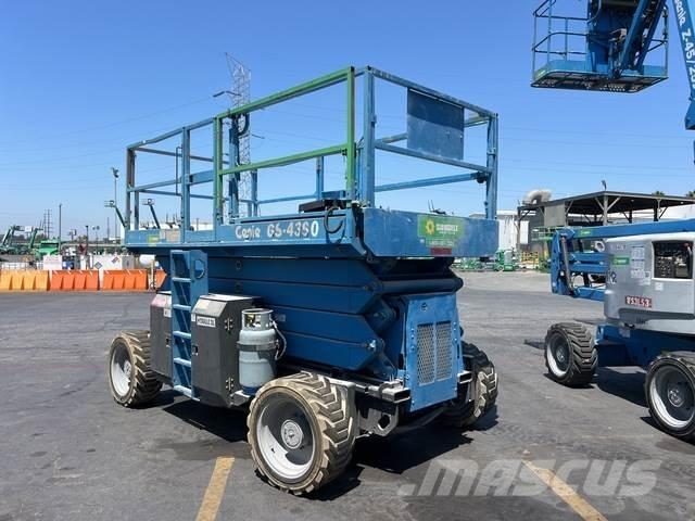 Genie GS-4390 Nožnicové zdvíhacie plošiny