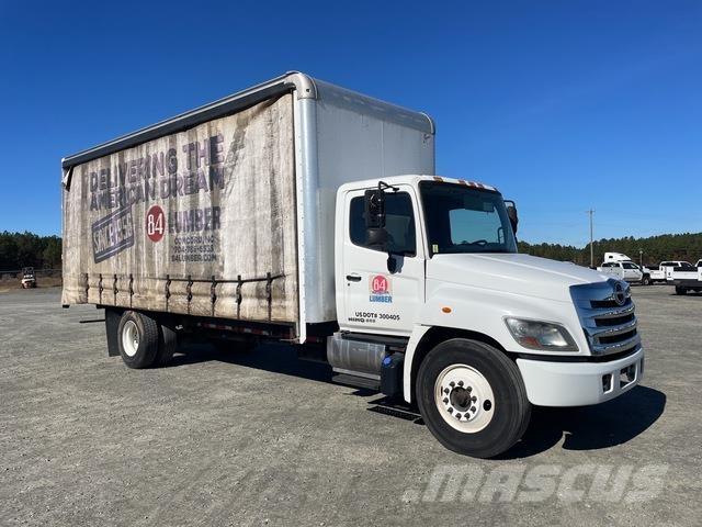 Hino 268 Nákladné vozidlá s bočnou zhrnovacou plachtou