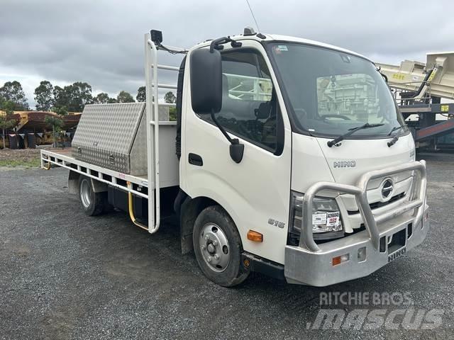 Hino 300 Plošinové nákladné automobily/nákladné automobily so sklápacími bočnicami