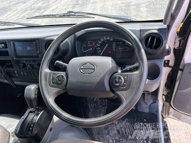 Hino 300 Plošinové nákladné automobily/nákladné automobily so sklápacími bočnicami