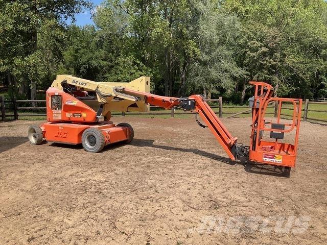 JLG E400AJPN Kĺbové plošiny
