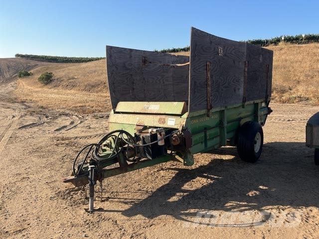 John Deere 450 Rozmetadlá maštaľného hnoja