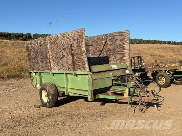John Deere 450 Rozmetadlá maštaľného hnoja