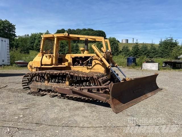 Komatsu D65P-8 Pásové dozéry