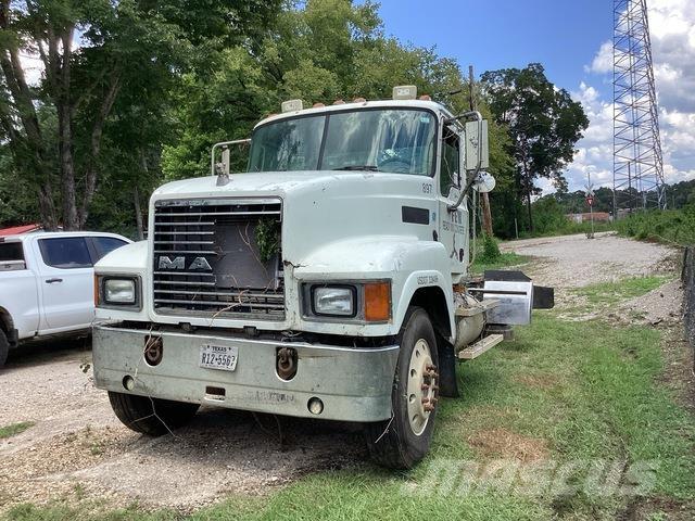 Mack CHN613 Kabíny a interiér