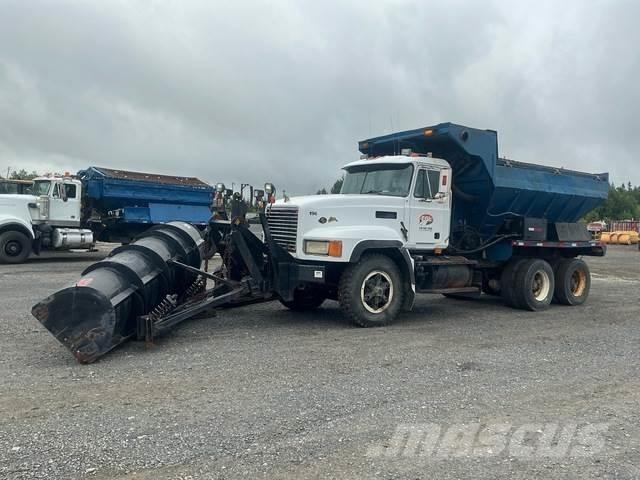 Mack CL713 Snežné pluhy, predné snežné radlice