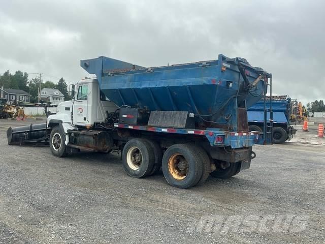 Mack CL713 Snežné pluhy, predné snežné radlice