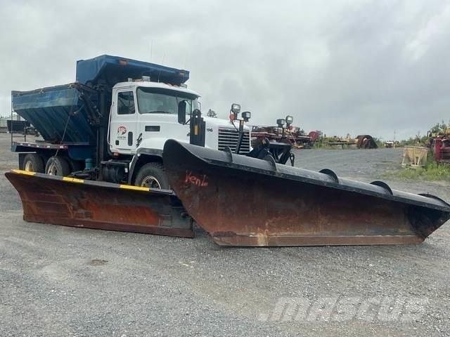 Mack CL713 Snežné pluhy, predné snežné radlice