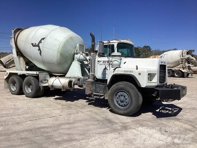 Mack DM690S Ďalšie nákladné vozidlá