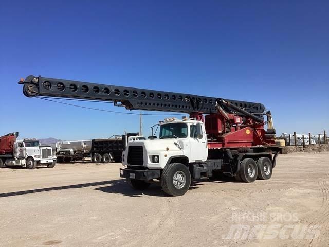 Mack DM690S Mobilná vrtná súprava