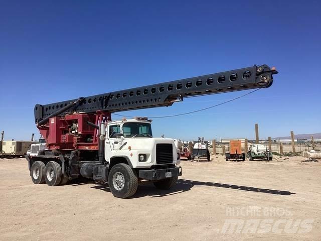 Mack DM690S Mobilná vrtná súprava