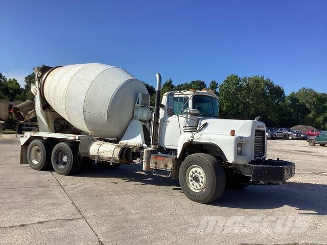 Mack DM690S Ďalšie nákladné vozidlá