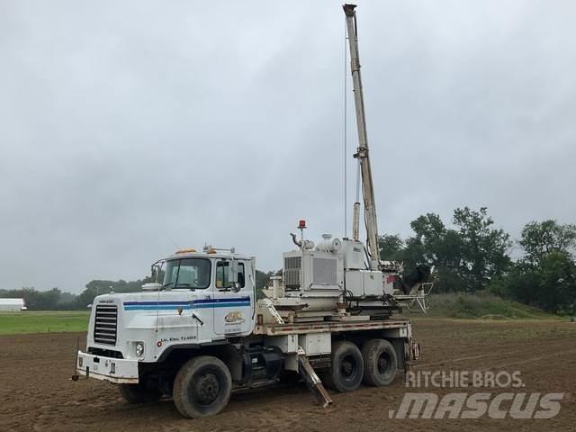 Mack DMM6906S Mobilná vrtná súprava