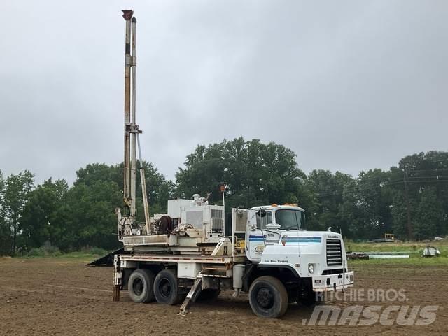 Mack DMM6906S Mobilná vrtná súprava