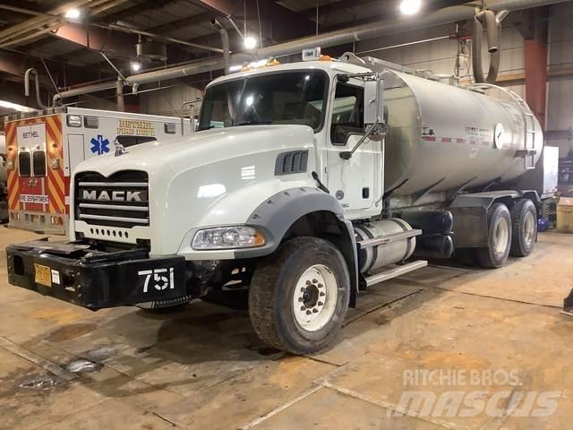 Mack GU813 Cisterny na vodu