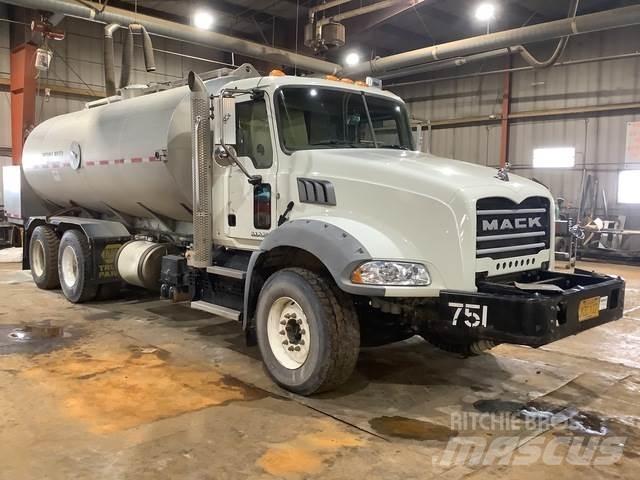 Mack GU813 Cisterny na vodu