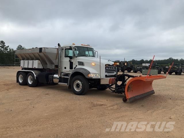 Mack GU813 Posýpače soli a piesku