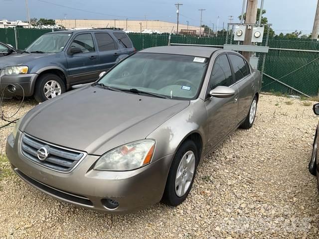 Nissan Altima Automobily