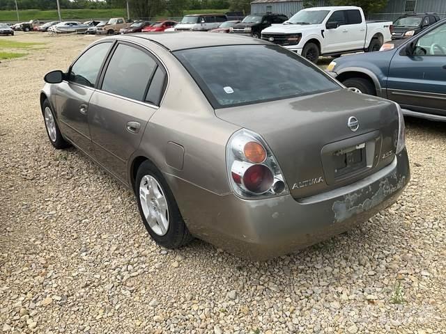 Nissan Altima Automobily