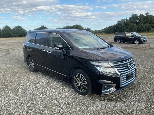 Nissan Elgrand Minibusy
