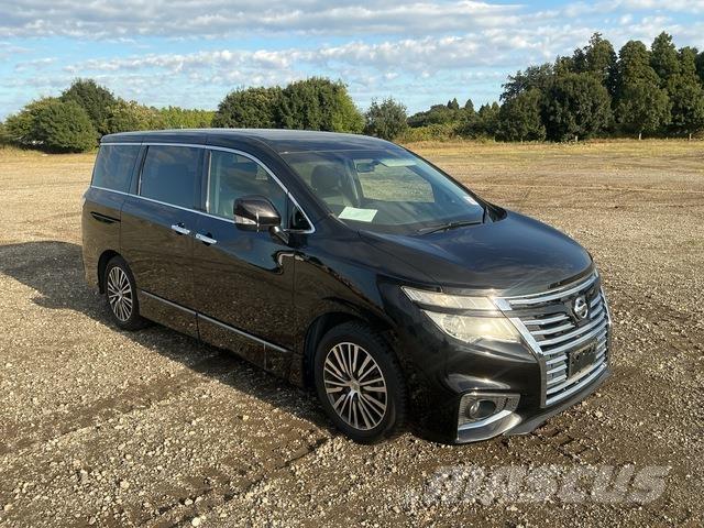 Nissan Elgrand Minibusy