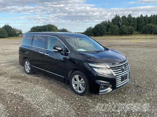 Nissan Elgrand Minibusy