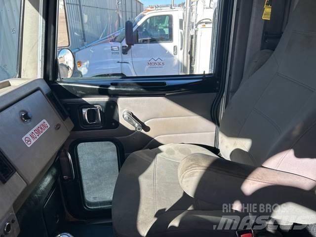 Peterbilt 335 Cisternové nákladné vozidlá