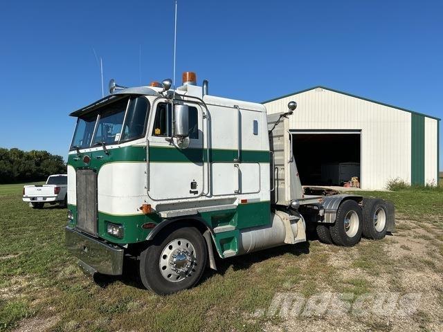 Peterbilt 362 Kabíny a interiér
