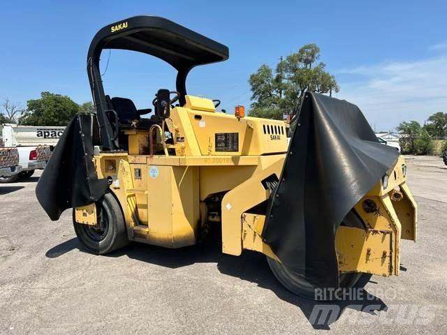 Sakai GW750 Pneumatikové valce