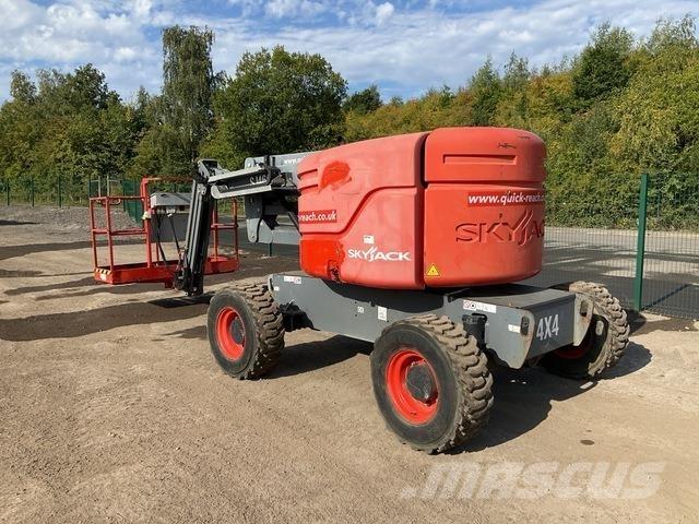 SkyJack SJ46AJ Kĺbové plošiny