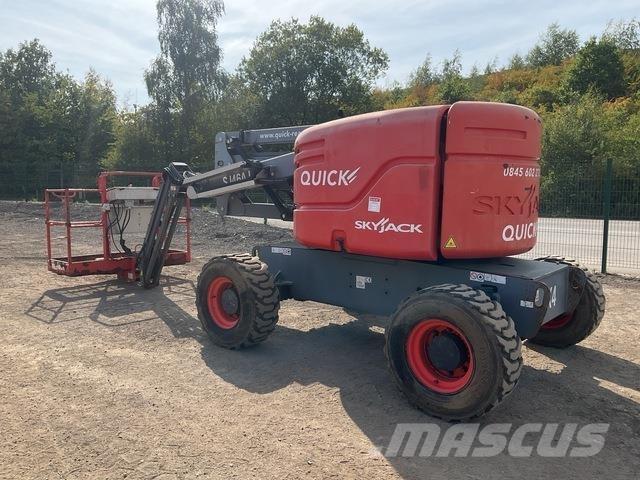 SkyJack SJ46AJ Kĺbové plošiny
