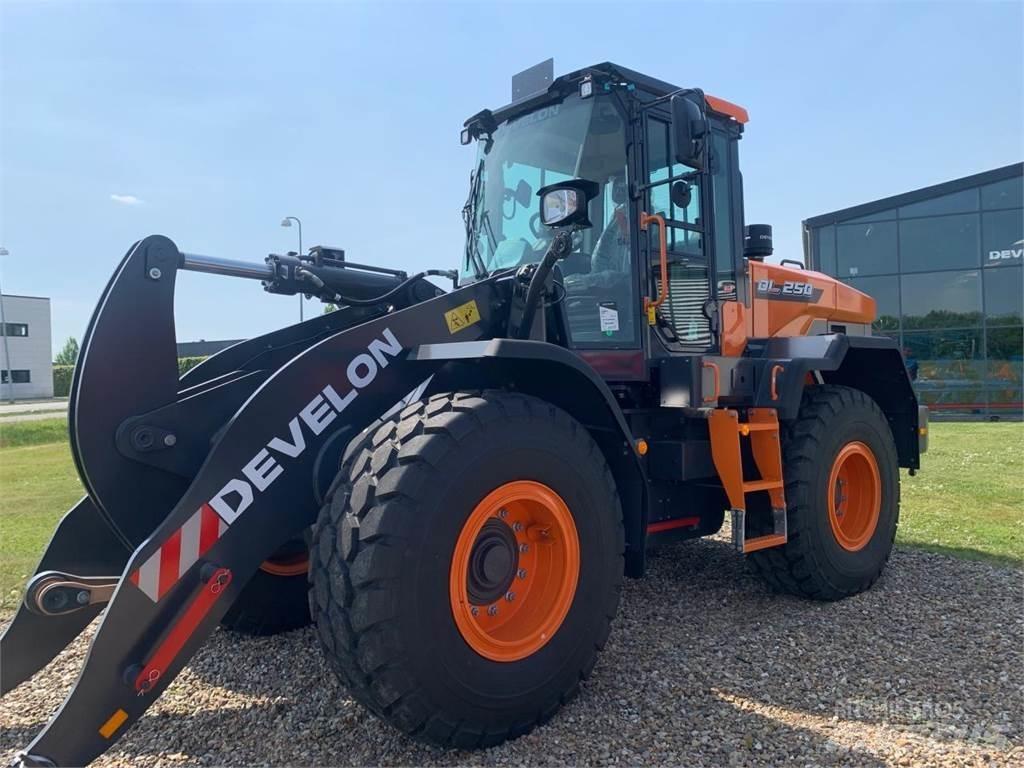 Develon DL250-7 Kolesové nakladače