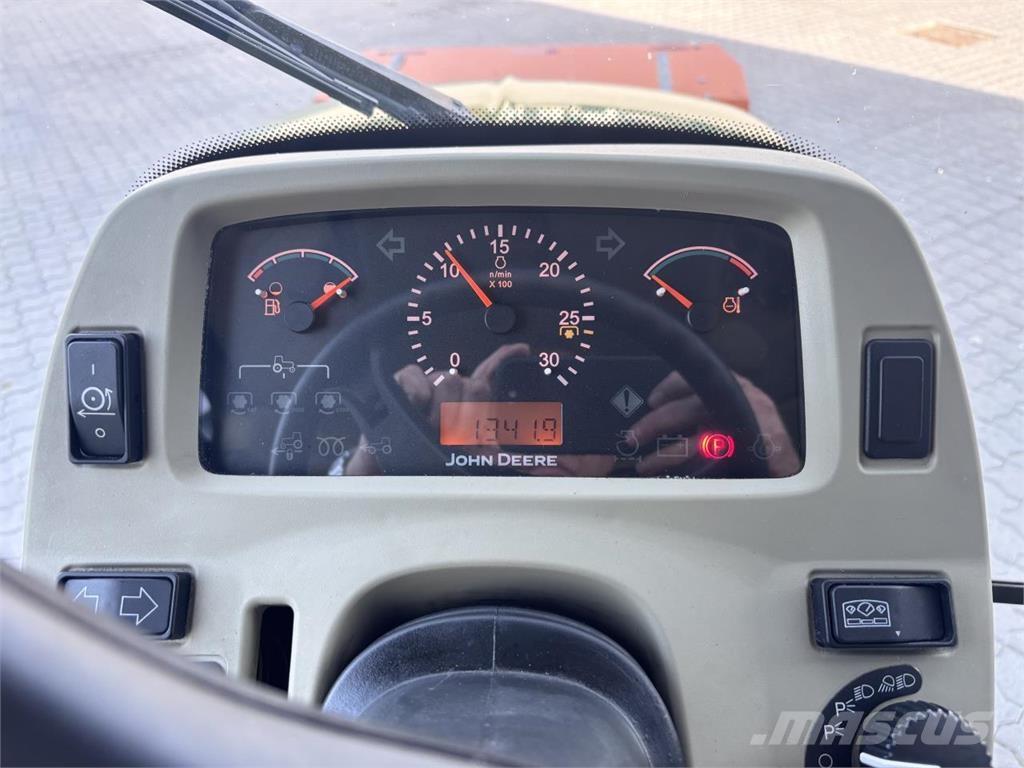 John Deere 3720 Kompaktné traktory