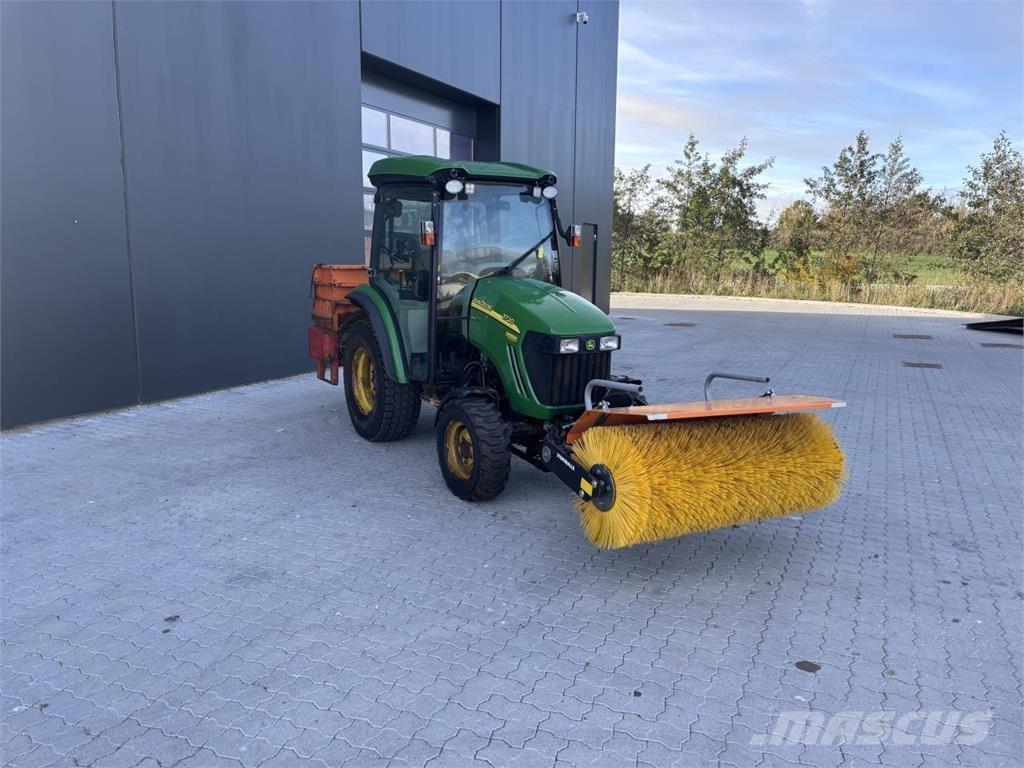 John Deere 3720 Kompaktné traktory