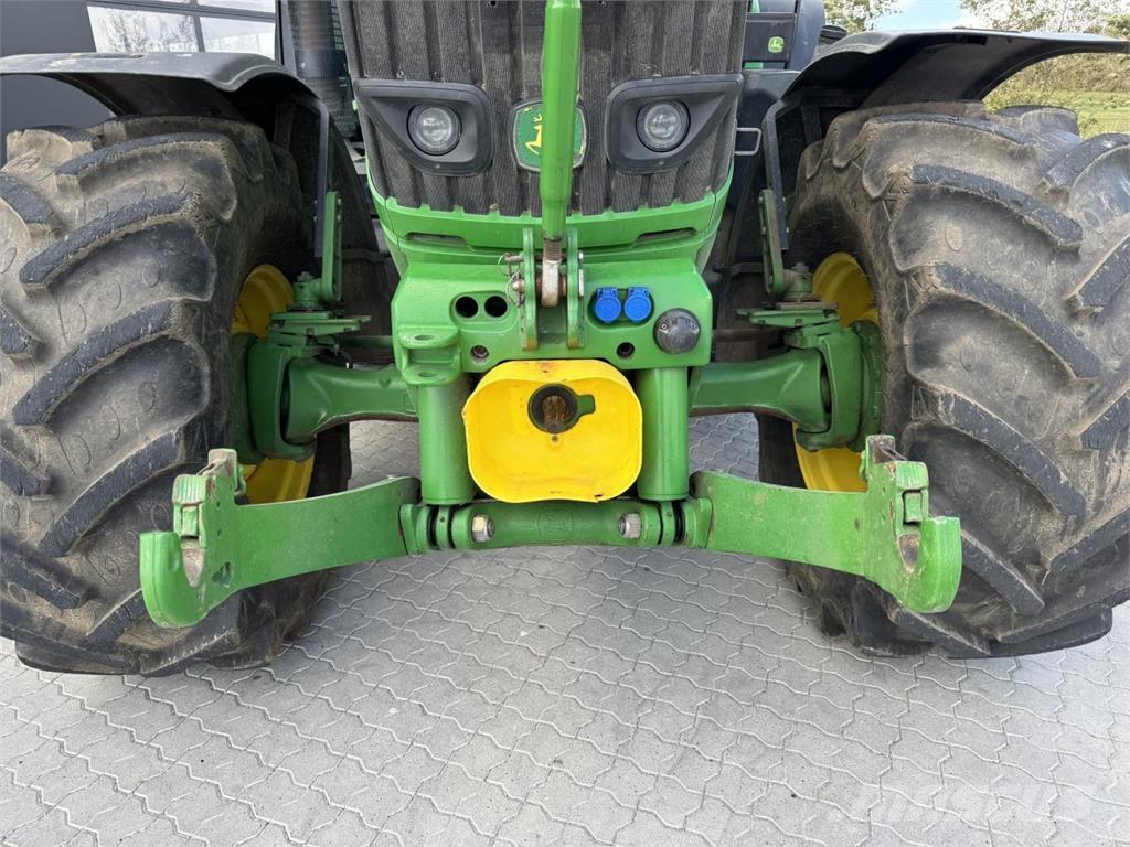 John Deere 6210R Traktory