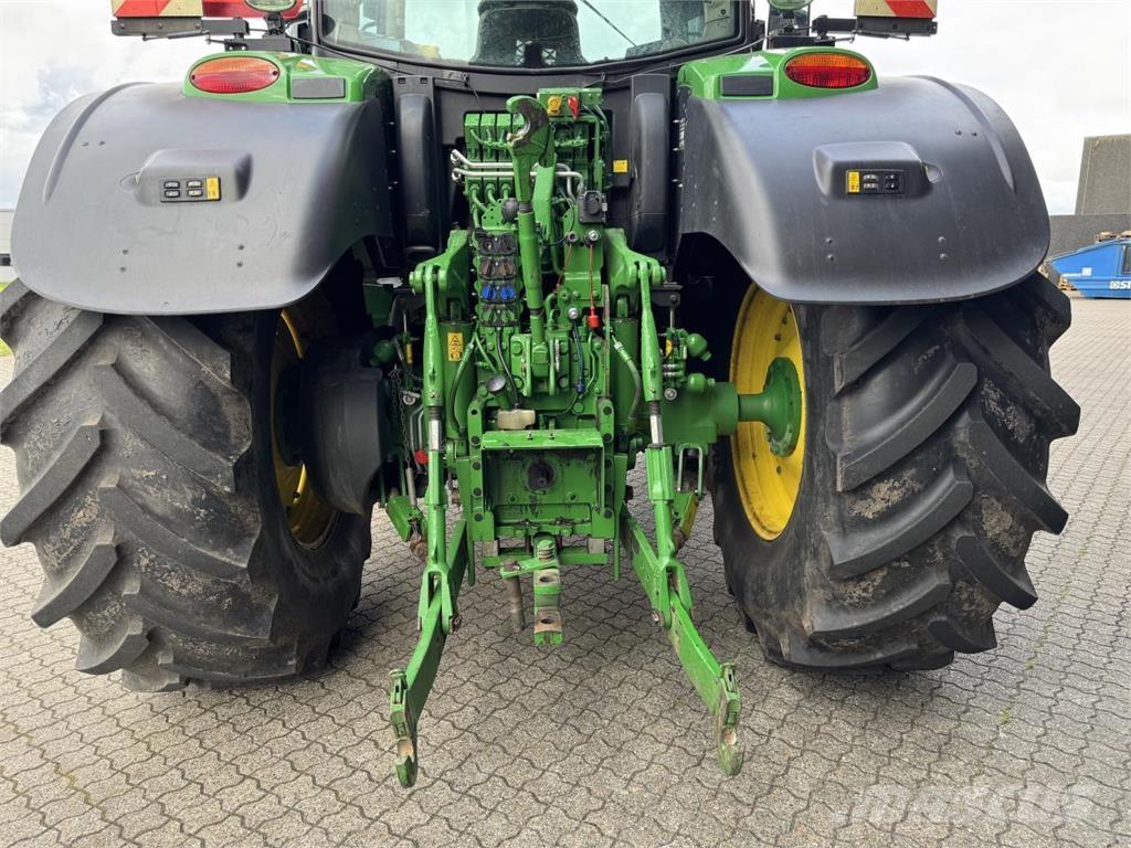 John Deere 6215R Traktory