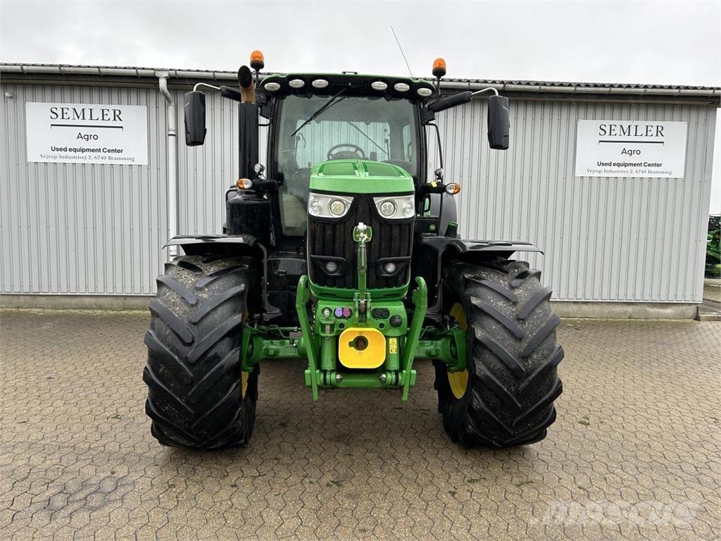 John Deere 6215R Traktory