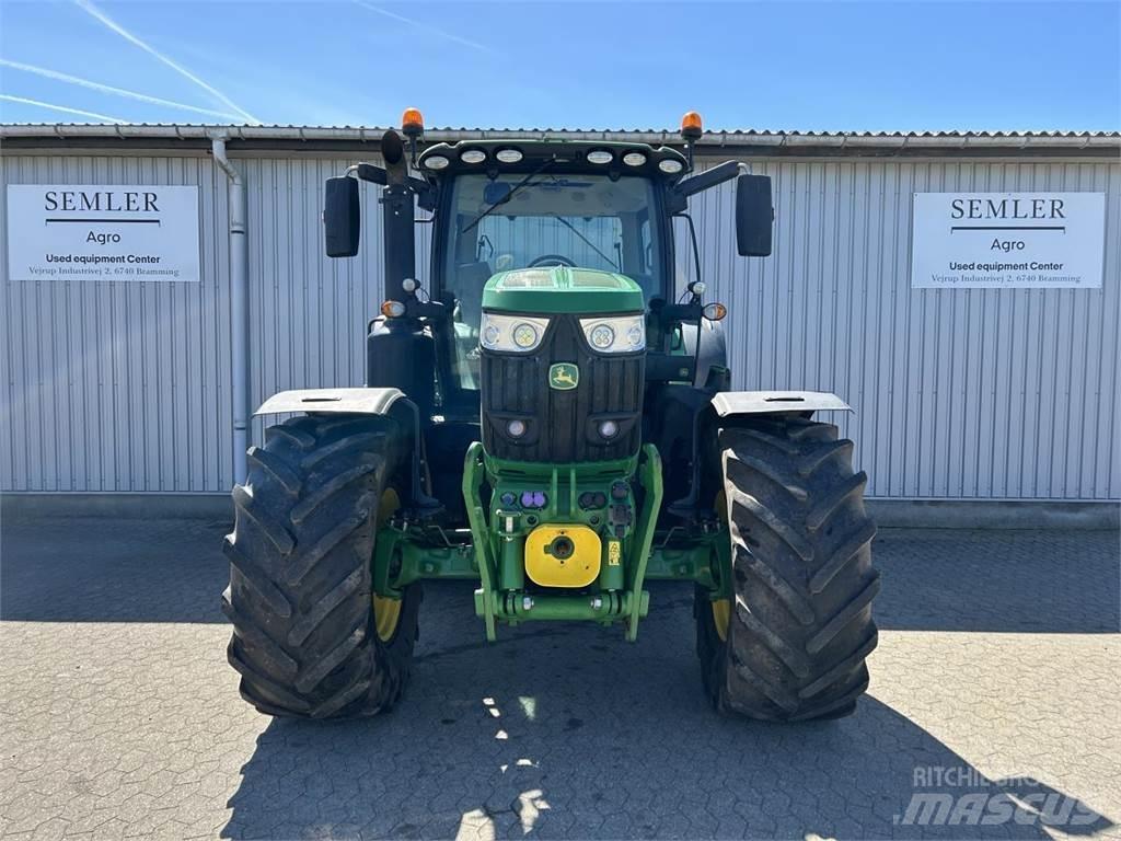 John Deere 6215R Traktory