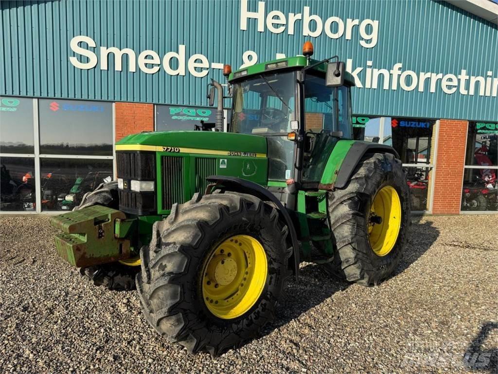 John Deere 7710 Traktory