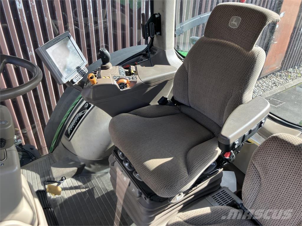 John Deere 8320R Traktory