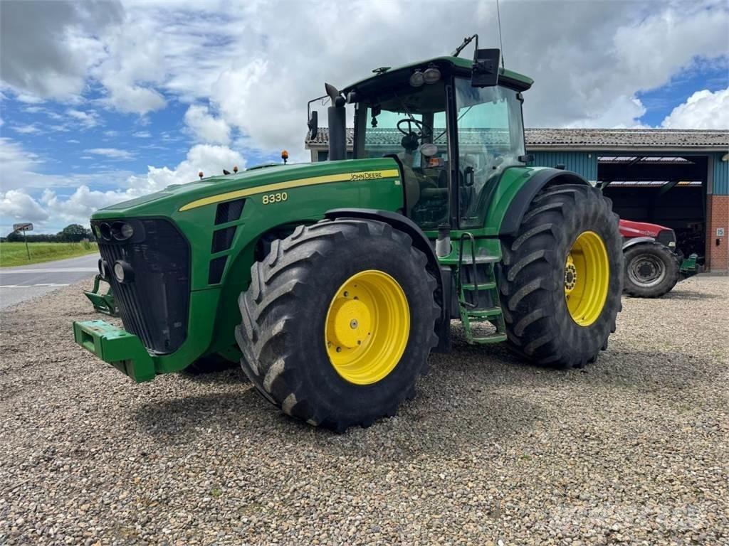 John Deere 8330 Traktory