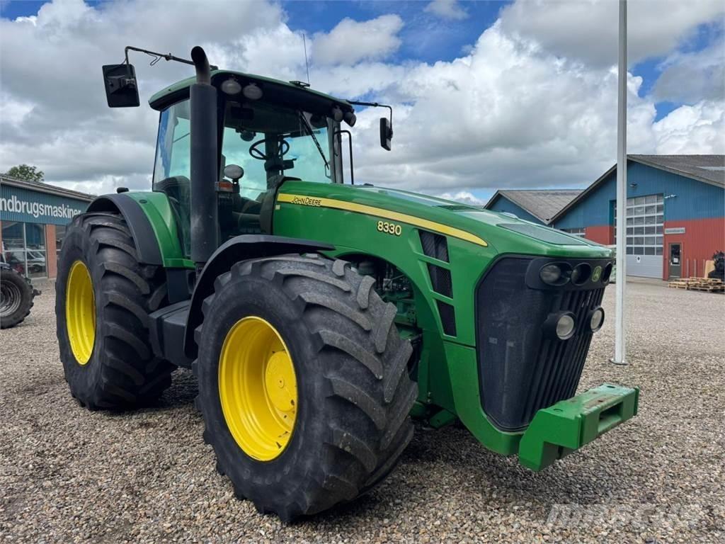 John Deere 8330 Traktory